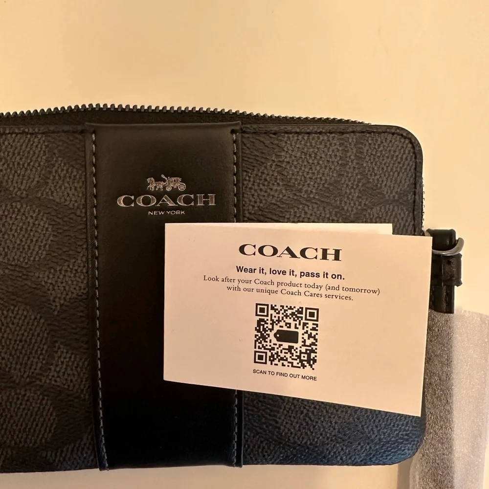 NET Coach‎ Black, Leather Wristlet